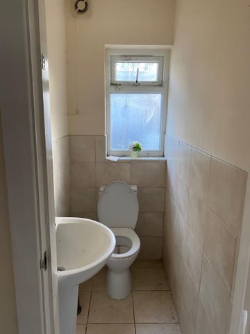 4 bedroom semi-detached house to rent - Photo 4