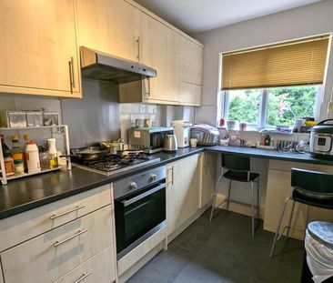 The Rowans, Woking, Surrey, GU22 - Photo 4