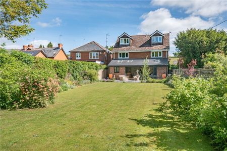 A bright and contemporary 6 bedroom family house in this popular village with well thought of Primary School and within easy access to Winchester and Andover, the A34 and A303 and the mainline railway station in Whitchurch. - Photo 3