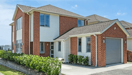 Modern Family Living with panoramic views - Photo 5