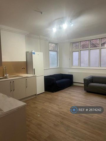 3 bedroom flat to rent - Photo 3