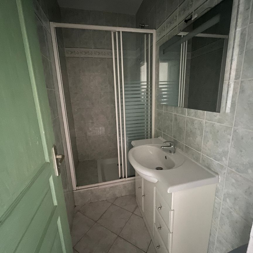 Entrée, salon-salle à manger avec coin cuisine, chambre, salle de bain. Cave. Stationnement privé - Photo 1