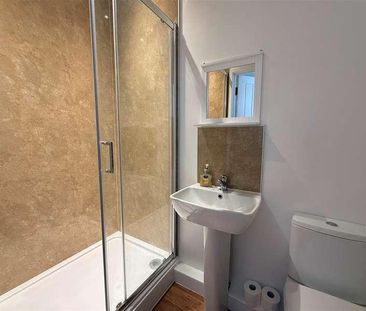 Alexandra Road, Farnborough, GU14 - Photo 1