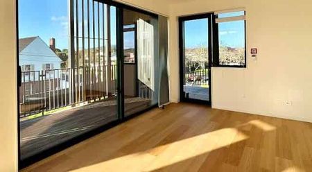 Modern 2 Bedroom Apartment with Premium Featur... - Photo 3