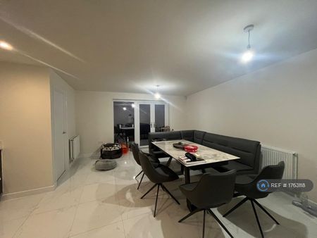 1 bedroom in a house share to rent - Photo 2