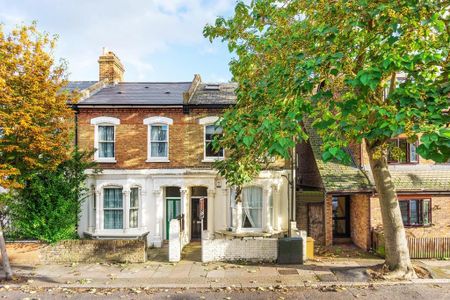 3 bedroom flat to rent - Photo 3