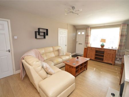1 Bed Terraced House, Longroyd Place, LS11 - Photo 2
