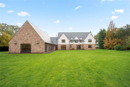 A spacious 5 bedroom detached house with indoor swimming pool, jacuzzi and sauna, well located in a large gated plot on the edge of Wilmslow - Photo 4