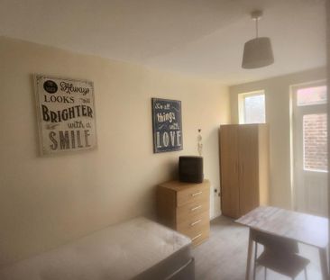 1 bedroom in a house share to rent - Photo 3