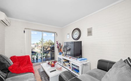 Charming 2-Bedroom, 1-Bathroom Unit for Rent - Photo 3