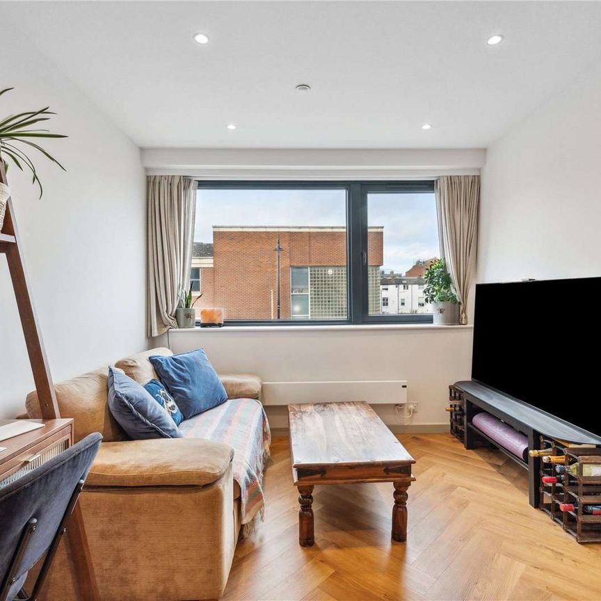 A modern one bedroom apartment in a new build development with a gym and communal roof terrace. - Photo 1