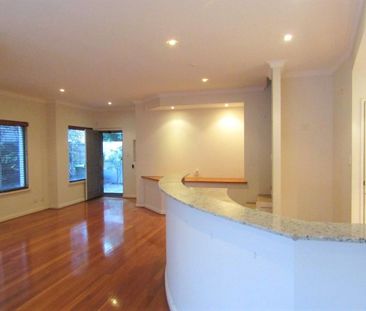 Spacious 3-Bedroom, 2-Bathroom Home in Crawley - Photo 4