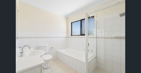 Spacious Townhouse - Photo 3