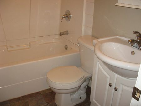 AMAZING LOCATION! 2 BEDROOM TOWNHOUSE! MAINTENANCE FREE! - Photo 3