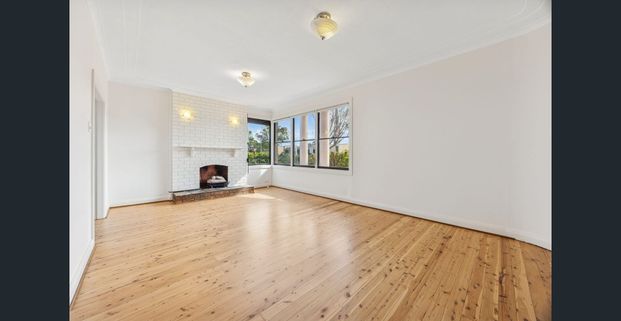Bright & Spacious Three Bedroom Ground Floor Duplex - Photo 1