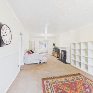 4 bed detached house to rent in Highfield Road, Flackwell Heath, High Wycombe, Buckinghamshire, HP10 9AN - Photo 2