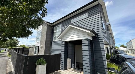 Large 3 Bedroom in Hamilton East - Photo 5