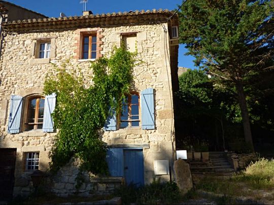 LUBERON - ROBION: Au coeur du vieux village, dans le Parc Naturel du Luberon, charmante maison ancienne en pierre avec terrasse en extérieur de plain pied - Photo 1