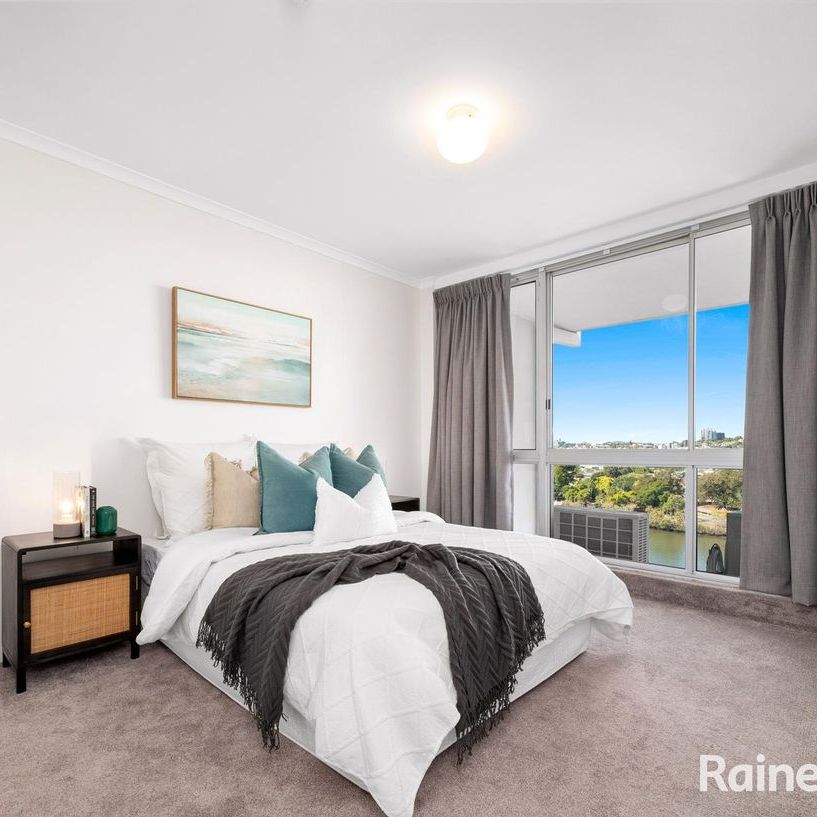 Top Floor Apartment with Stunning River & City Views! - Photo 1