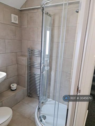 1 bedroom in a house share to rent - Photo 4