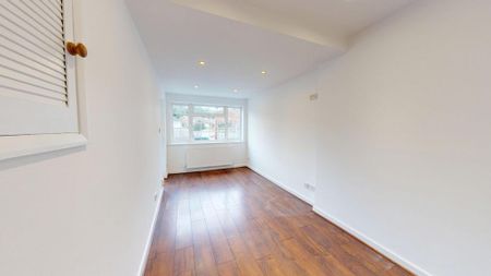 4 bedroom semi-detached house to rent - Photo 4