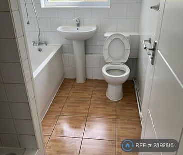 1 bedroom in a flat share to rent - Photo 4