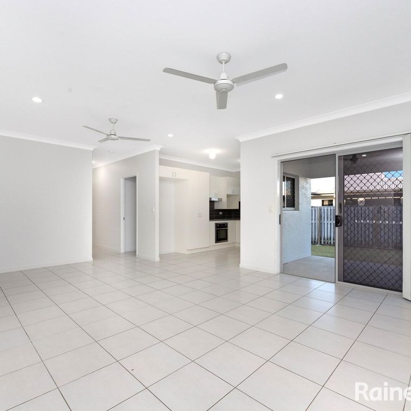 4 Bedroom 2 Bathroom House Available now! - Photo 1