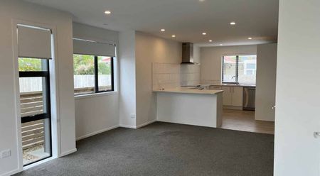 Discover the perfect blend of comfort and convenience in this modern townhouse - Photo 4