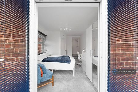 1 bedroom in a house share to rent - Photo 2