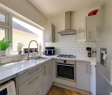 3 bedroom semi-detached bungalow to rent - Photo 6