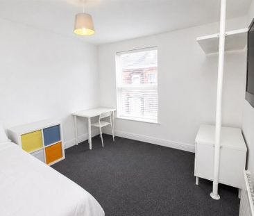 5 bedroom apartment to rent - Photo 2