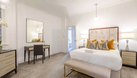 2 bedroom conversion flat with 1 reception and 1 bathroom in Park Road, NW8 - Photo 4