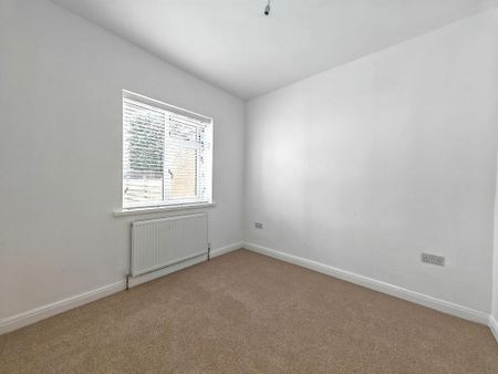 3 bedroom semi-detached bungalow to rent - Photo 4