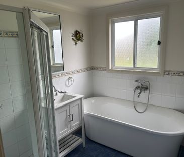 Three bedroom, two bathroom house in South - Photo 2