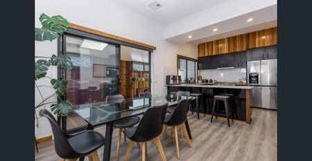 Charming in the Heart of Golden Square - Photo 5