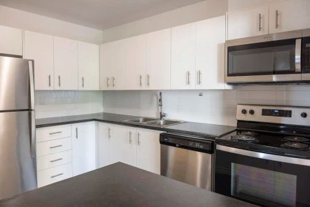 2 Secord — 1 Bedroom + Den - Photo 2