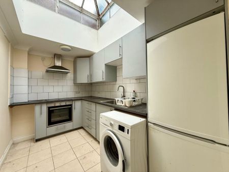 2 Bedroom Flat / Apartment - Lodge Road, Southampton - Photo 2