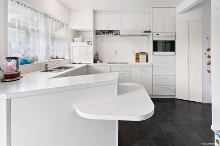 Mellons Bay 3 bedroom and 2 bathroom home - Photo 4