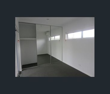 Modern 2-Bedroom Apartment in Prime Location - Photo 5