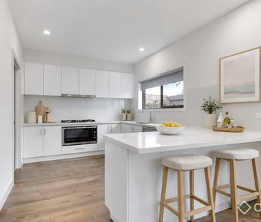 SPACIOUS AND ELEGANT 3 BEDROOM TOWNHOUSE - Photo 3