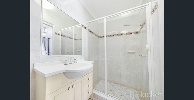 Large well appointed unit in stylish Hawthorne. - Photo 1