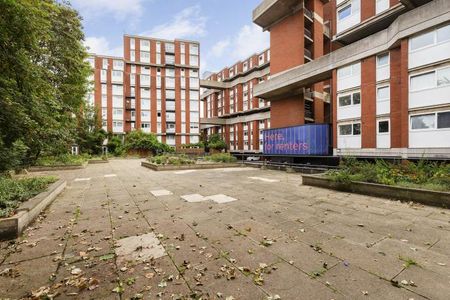 Spacious split level three bedroom flat set within a small purpose built block - Photo 5