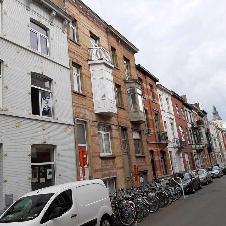 IDEAAL GELEGEN WONING MET 4 SLPK EN STADSTUINTJE, VOOR GEZIN OF CO-HOUSING - Photo 1