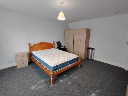 1 bedroom in a house share to rent - Photo 2