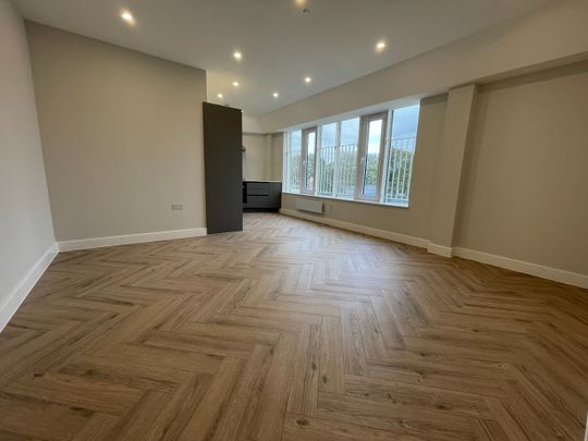 2 Bed Flat, Alleyn House, SO15 - Photo 1