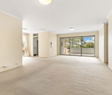 Light & Spacious Apartment in Convenient Location &ast;&ast; Available Now &ast;&ast; - Photo 5