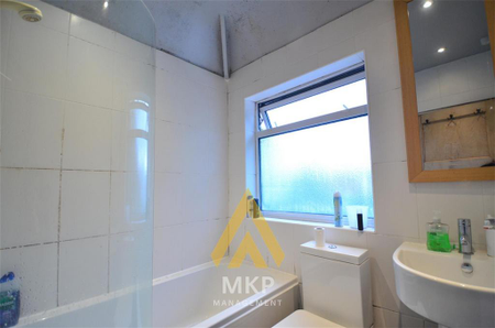 4 bedroom semi-detached house to rent - Photo 3