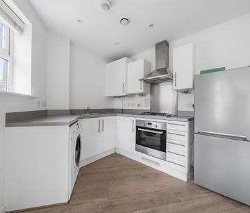 Flat to rent - Wells View Drive, Bromley, BR2 - Photo 4