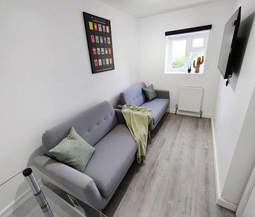 Newly Refurbished! Modern Rooms...🌟 Room 1 - Photo 5