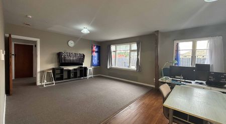 Spacious Living - Photo 3